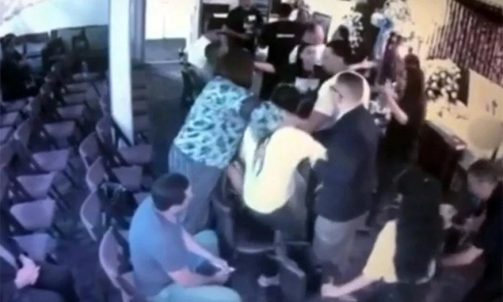 ΗΠΑ: Χάος πάνω από το ανοιχτό φέρετρο-Άγριος καβγάς με ξύλο ανάμεσα σε δύο οικογένειες